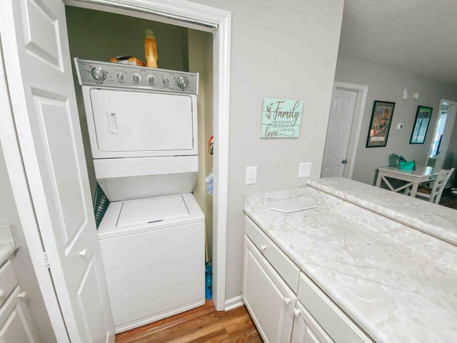 Lovely Condo, Pool, Steps To Beach, Dog Friendly, Apartment *