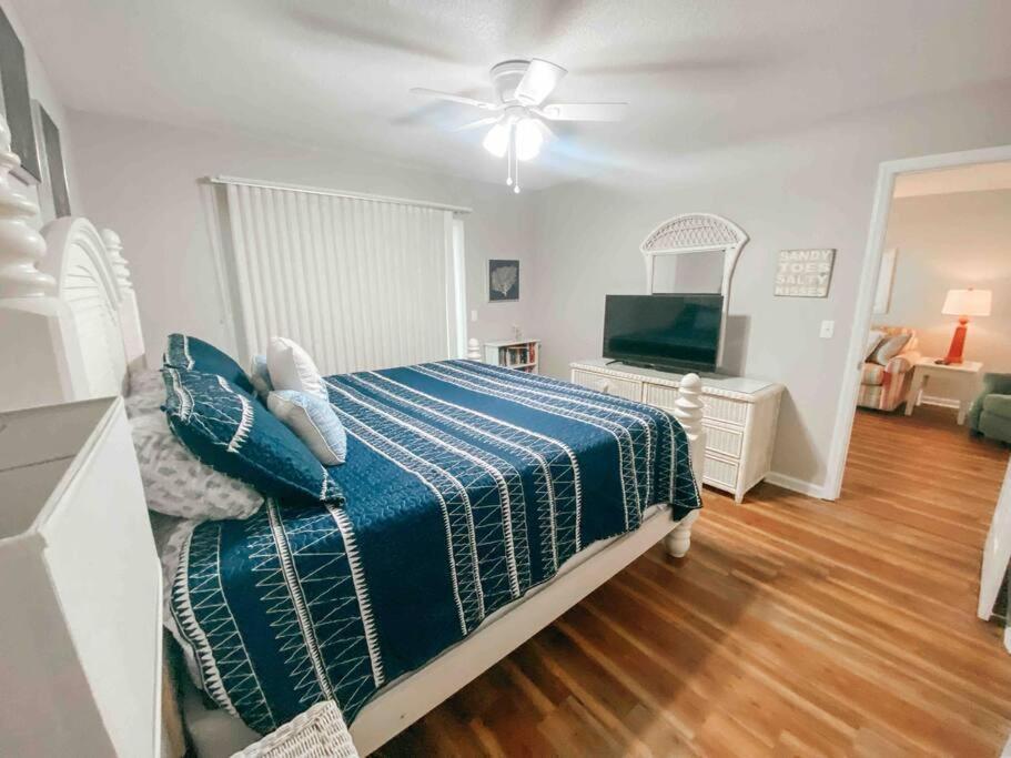 Lovely Condo, Pool, Steps To Beach, Dog Friendly,