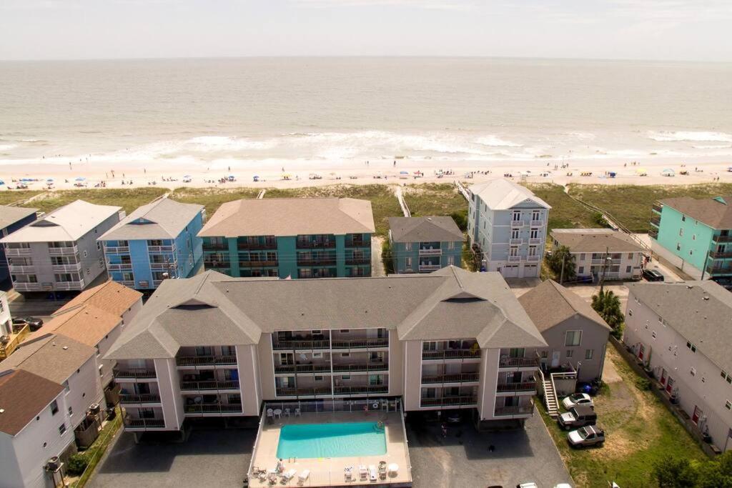 Apartment Lovely Condo, Pool, Steps To Beach, Dog Friendly, Carolina Beach