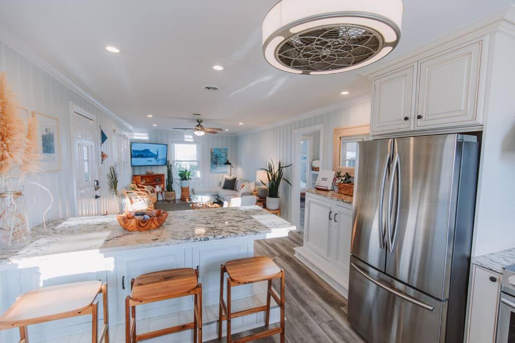 Dreamy 2 Blocks To Beach, Boardwalk & Holiday home Carolina Beach