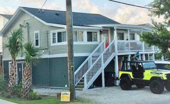 Holiday home 30 Sec To The Beach, Sun, & Sunrises With A Family & Pet Friendly Backyard! *