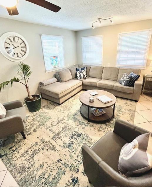 Holiday home 30 Sec To The Beach, Sun, & Sunrises With A Family & Pet Friendly Backyard! Carolina Beach