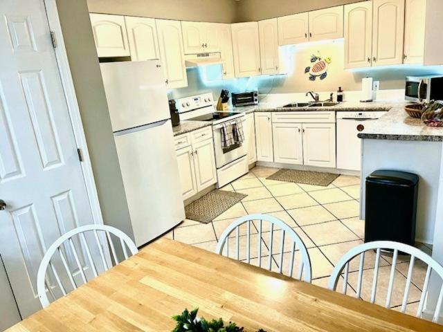 30 Sec To The Beach, Sun, & Sunrises With A Family & Pet Friendly Backyard! Holiday home Carolina Beach