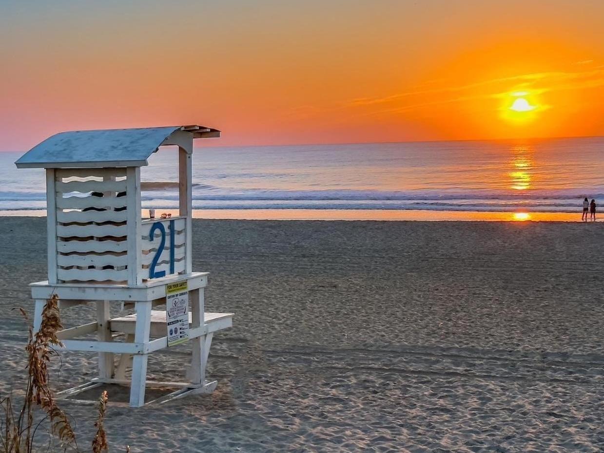 Holiday home 30 Sec To The Beach, Sun, & Sunrises With A Family & Pet Friendly Backyard! Carolina Beach