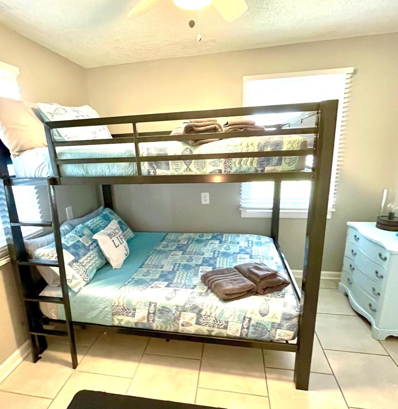 30 Sec To The Beach, Sun, & Sunrises With A Family & Pet Friendly Backyard! Holiday home *