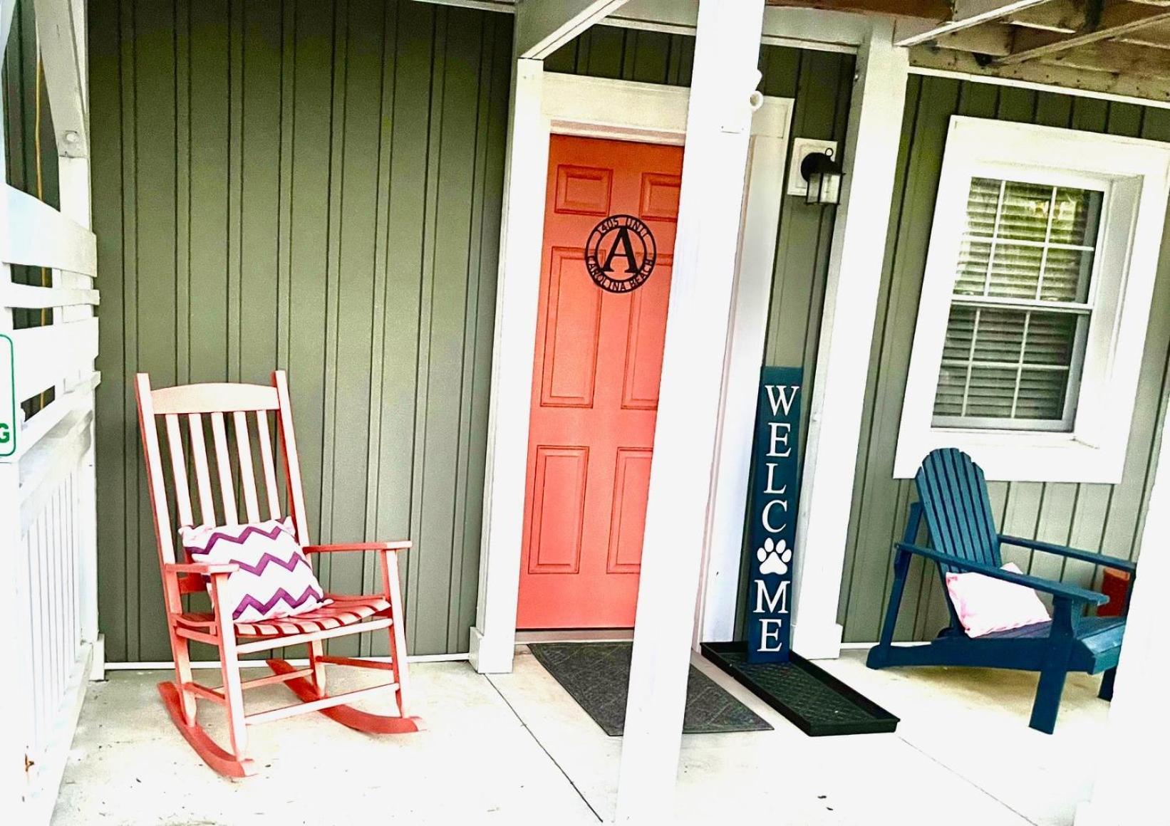30 Sec To The Beach, Sun, & Sunrises With A Family & Pet Friendly Backyard! *