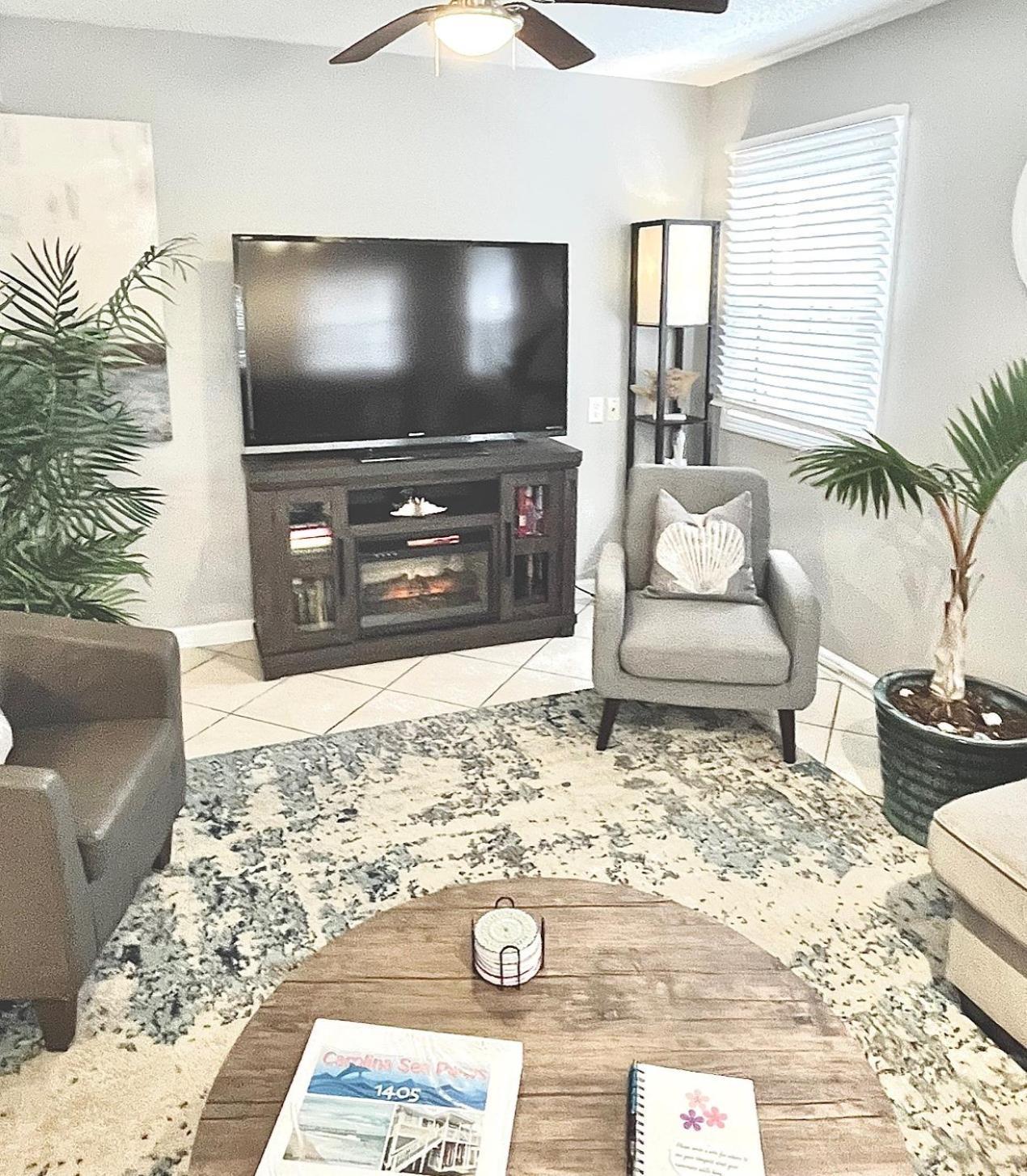 30 Sec To The Beach, Sun, & Sunrises With A Family & Pet Friendly Backyard!