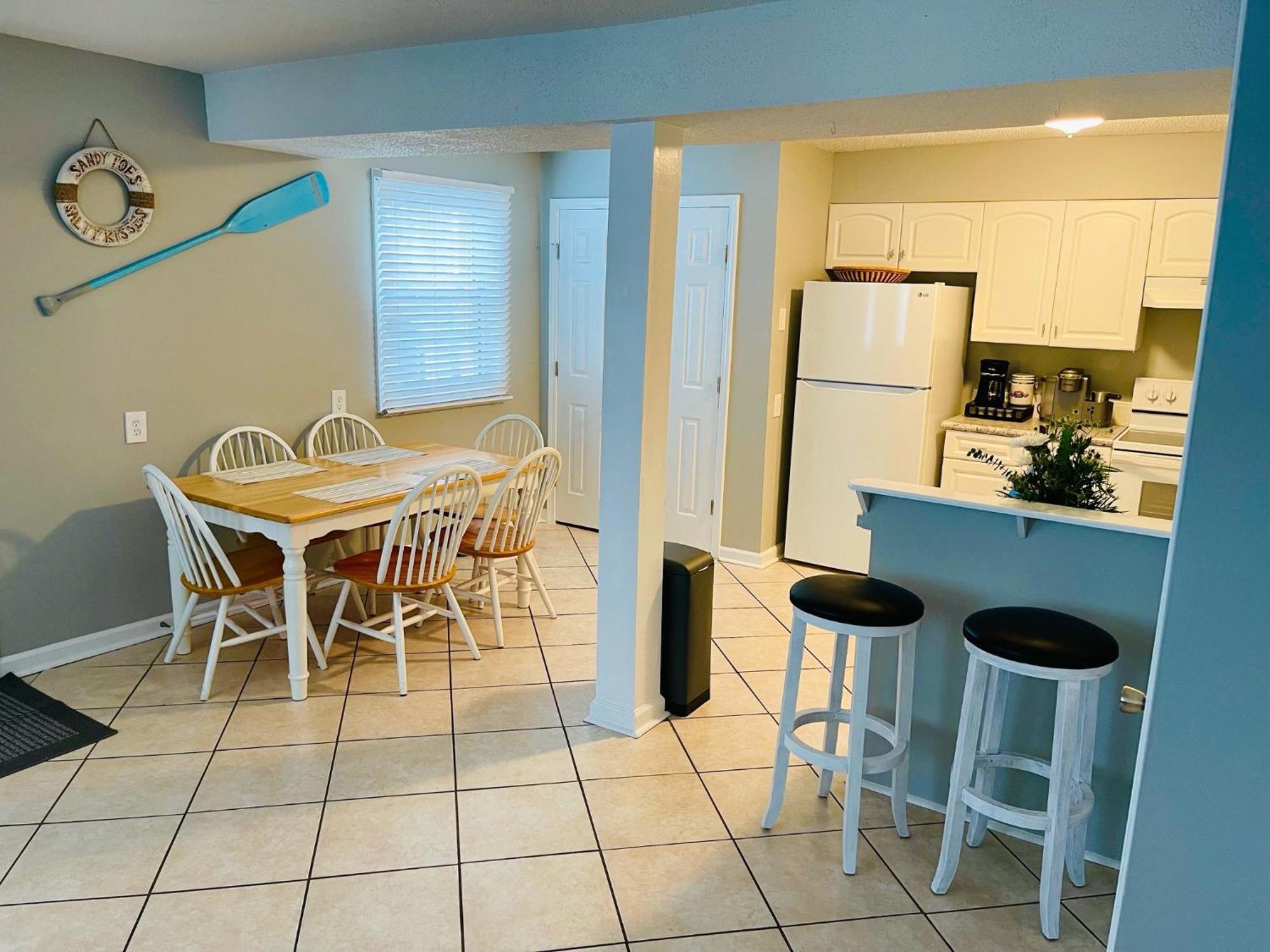 30 Sec To The Beach, Sun, & Sunrises With A Family & Pet Friendly Backyard! Holiday home
