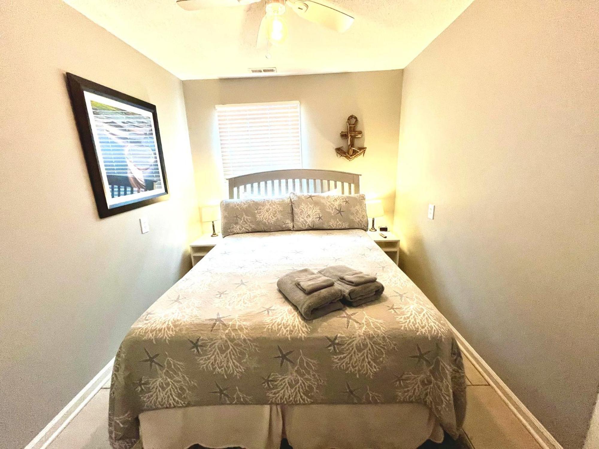 30 Sec To The Beach, Sun, & Sunrises With A Family & Pet Friendly Backyard! * Carolina Beach