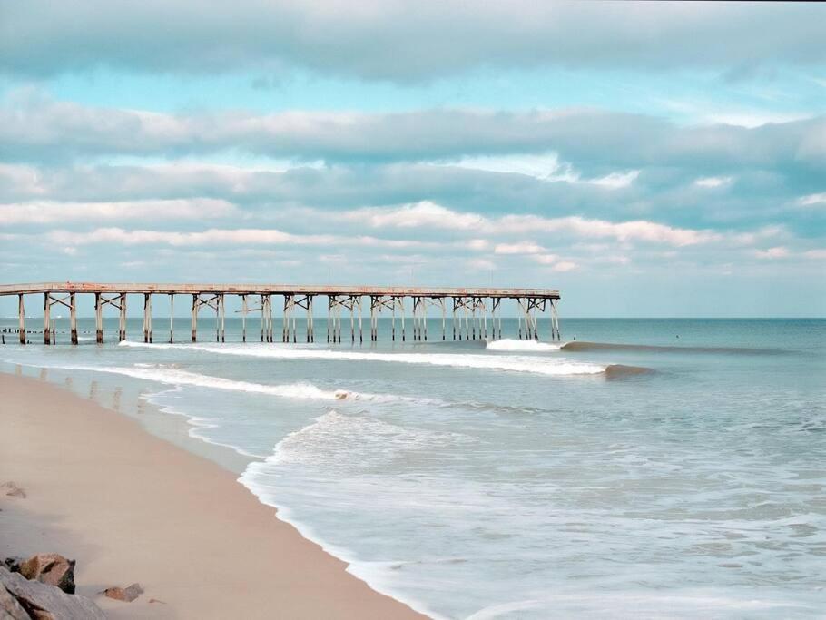 Holiday home 30 Sec To The Beach, Sun, & Sunrises With A Family & Pet Friendly Backyard! *