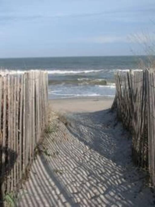 30 Sec To The Beach, Sun, & Sunrises With A Family & Pet Friendly Backyard! *