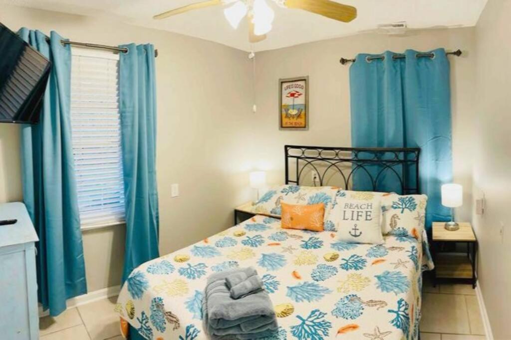 Holiday home 30 Sec To The Beach, Sun, & Sunrises With A Family & Pet Friendly Backyard! *