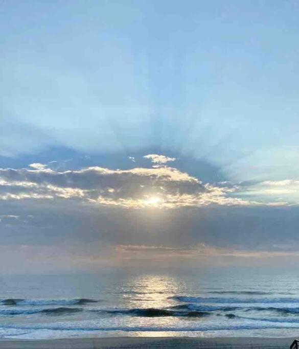 30 Sec To The Beach, Sun, & Sunrises With A Family & Pet Friendly Backyard! *