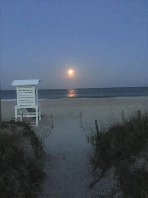 30 Sec To The Beach, Sun, & Sunrises With A Family & Pet Friendly Backyard! Carolina Beach