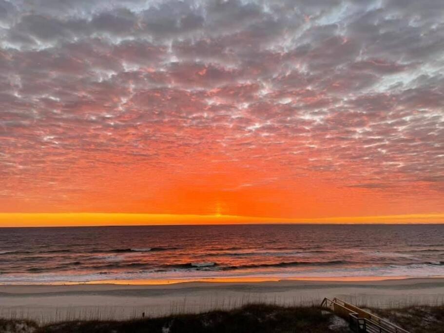 30 Sec To The Beach, Sun, & Sunrises With A Family & Pet Friendly Backyard! * Carolina Beach
