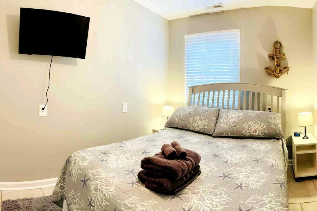 Holiday home 30 Sec To The Beach, Sun, & Sunrises With A Family & Pet Friendly Backyard!