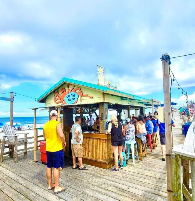 Holiday home 30 Sec To The Beach, Sun, & Sunrises With A Family & Pet Friendly Backyard! Carolina Beach