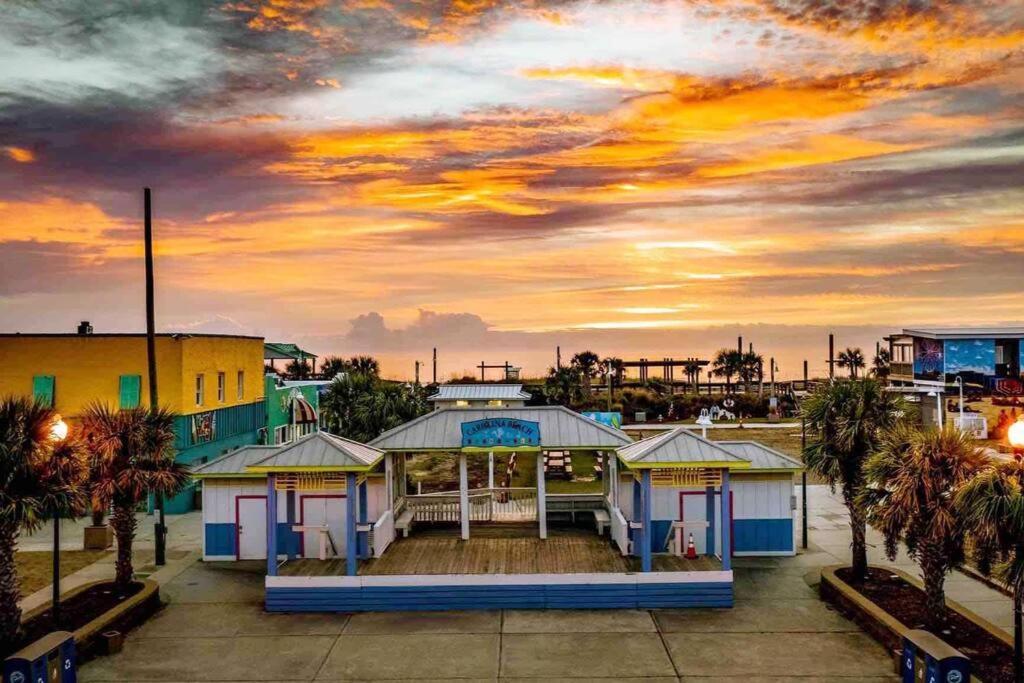 30 Sec To The Beach, Sun, & Sunrises With A Family & Pet Friendly Backyard! *