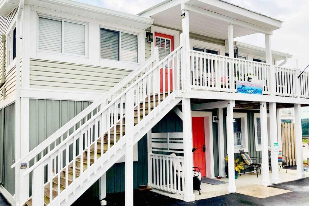 30 Sec To The Beach, Sun, & Sunrises With A Family & Pet Friendly Backyard! * Carolina Beach