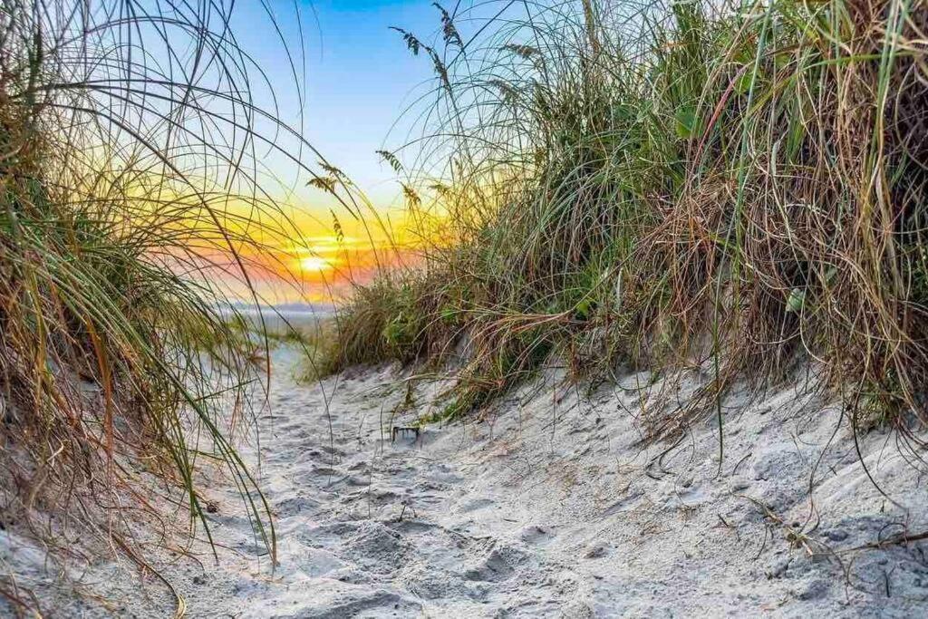 30 Sec To The Beach, Sun, & Sunrises With A Family & Pet Friendly Backyard! Holiday home *