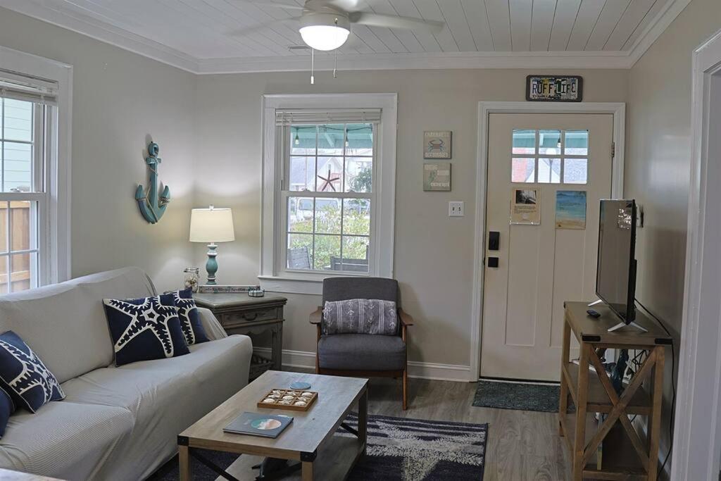 1 Block From & Boardwalk Free Parking Great Porch * Carolina Beach