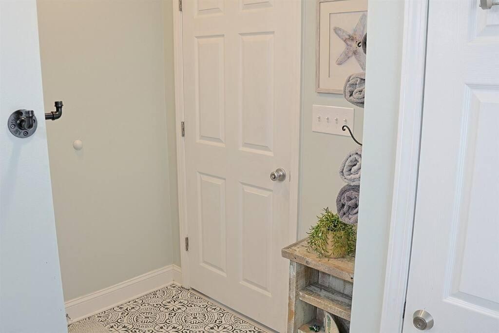 1 Block From & Boardwalk Free Parking Great Porch Holiday home