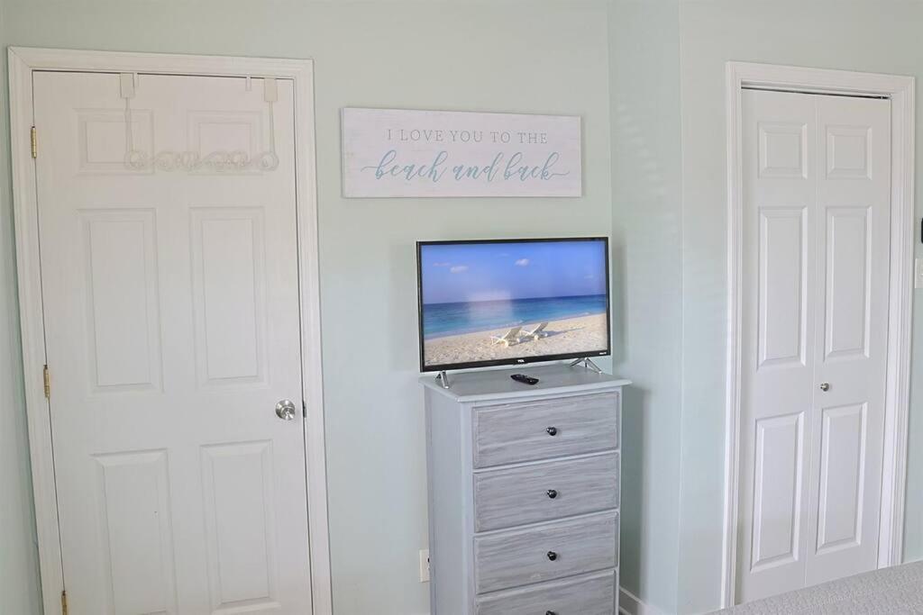 Holiday home 1 Block From & Boardwalk Free Parking Great Porch