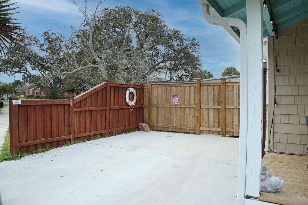 Holiday home 1 Block From & Boardwalk Free Parking Great Porch *
