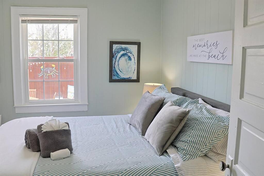1 Block From & Boardwalk Free Parking Great Porch Holiday home Carolina Beach