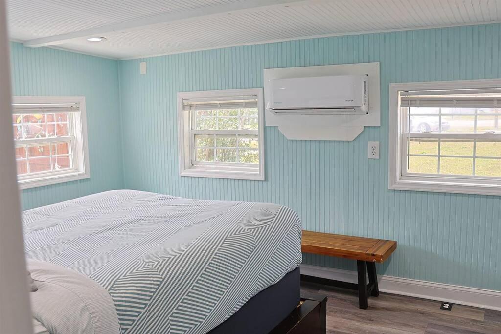 Holiday home 1 Block From & Boardwalk Free Parking Great Porch