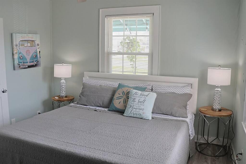 1 Block From & Boardwalk Free Parking Great Porch Holiday home Carolina Beach