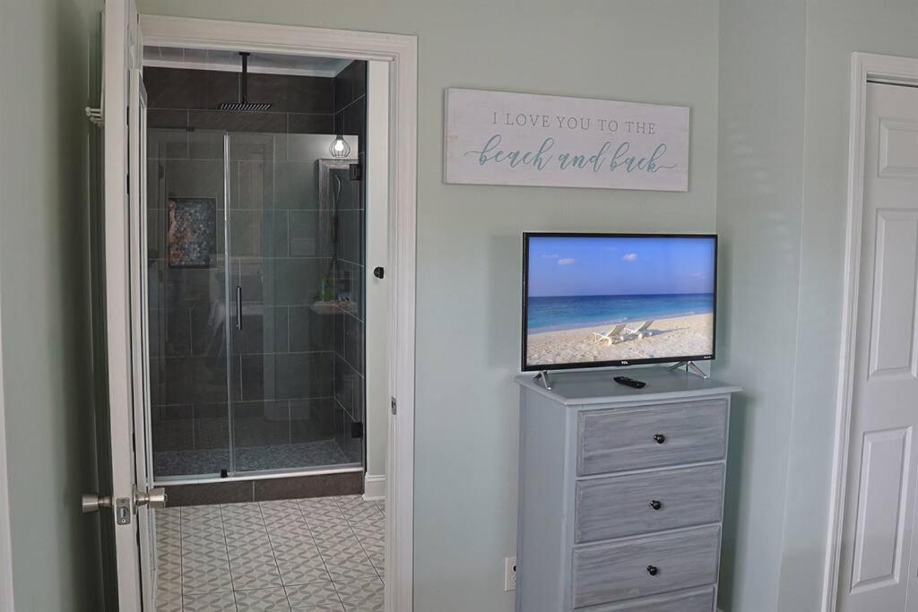 1 Block From & Boardwalk Free Parking Great Porch Holiday home *