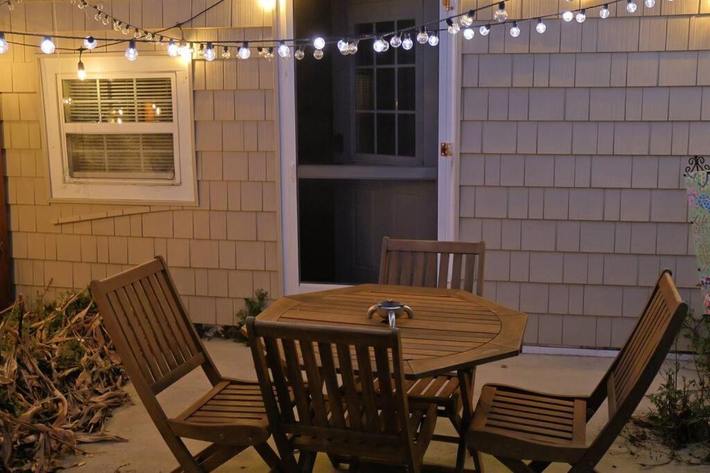 1 Block From & Boardwalk Free Parking Great Porch Holiday home Carolina Beach