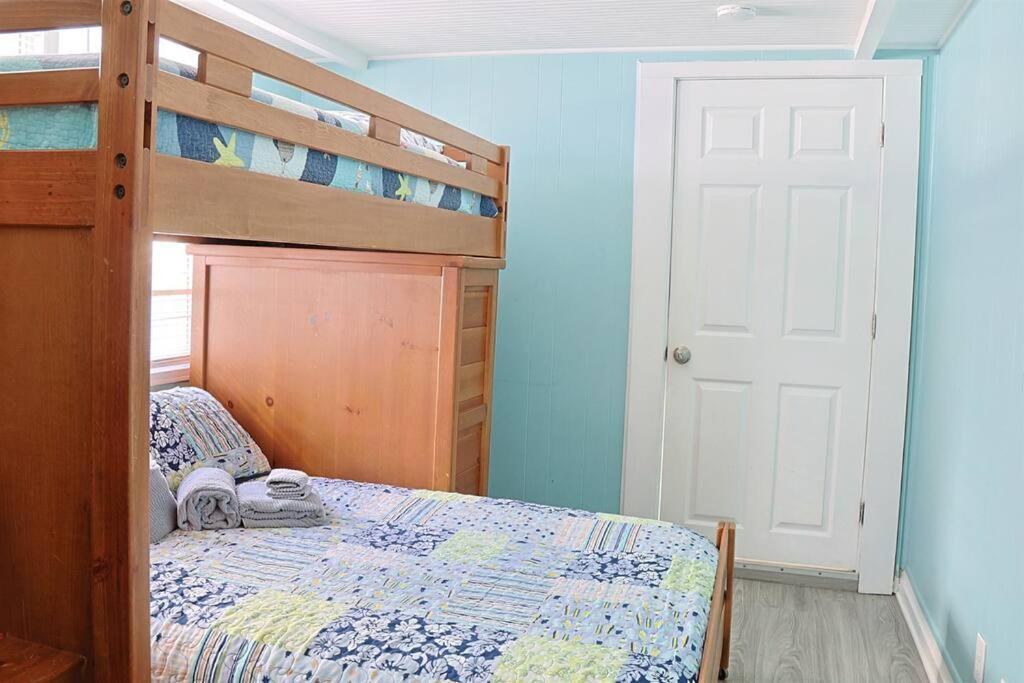 Holiday home 1 Block From & Boardwalk Free Parking Great Porch