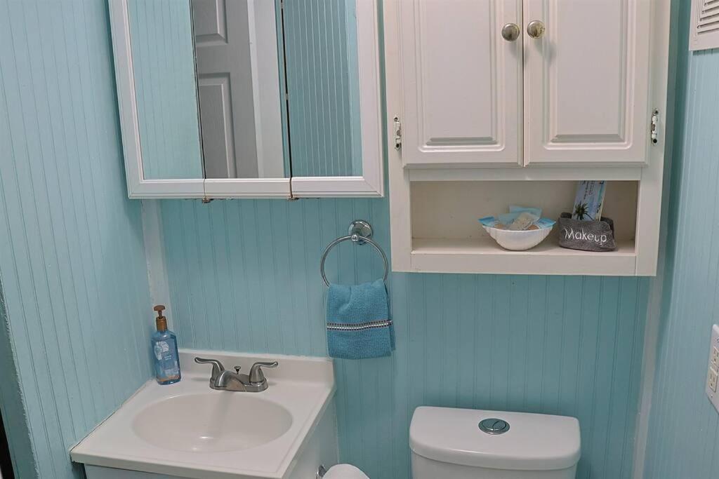 1 Block From & Boardwalk Free Parking Great Porch Holiday home Carolina Beach