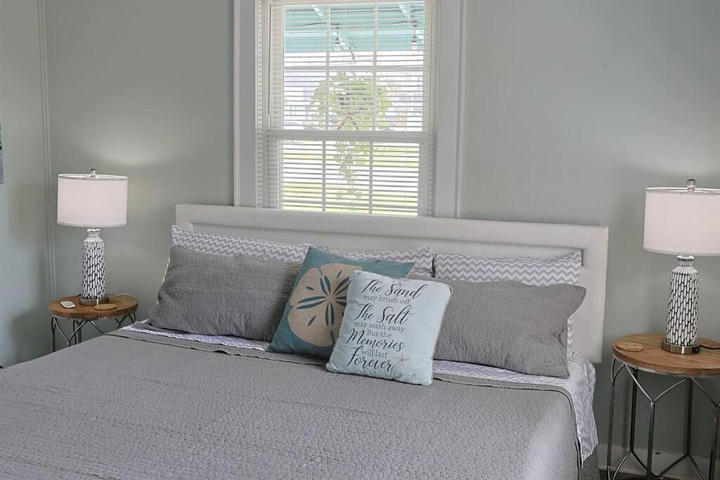 1 Block From & Boardwalk Free Parking Great Porch Holiday home