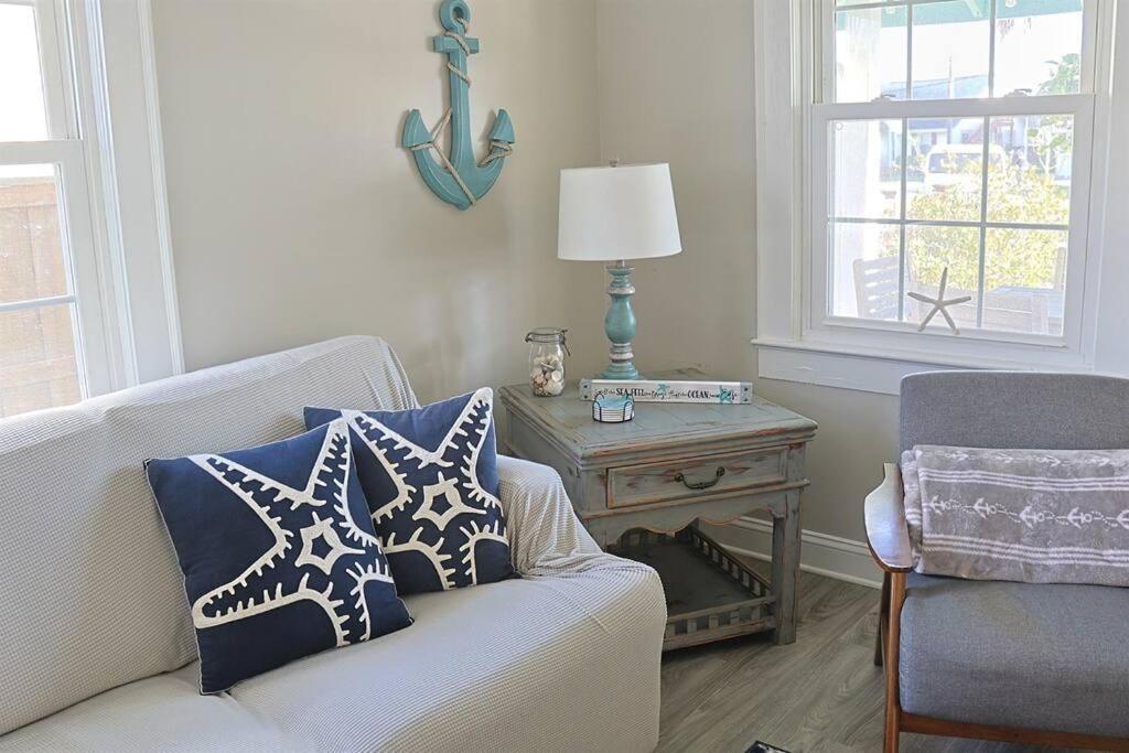 Holiday home 1 Block From & Boardwalk Free Parking Great Porch