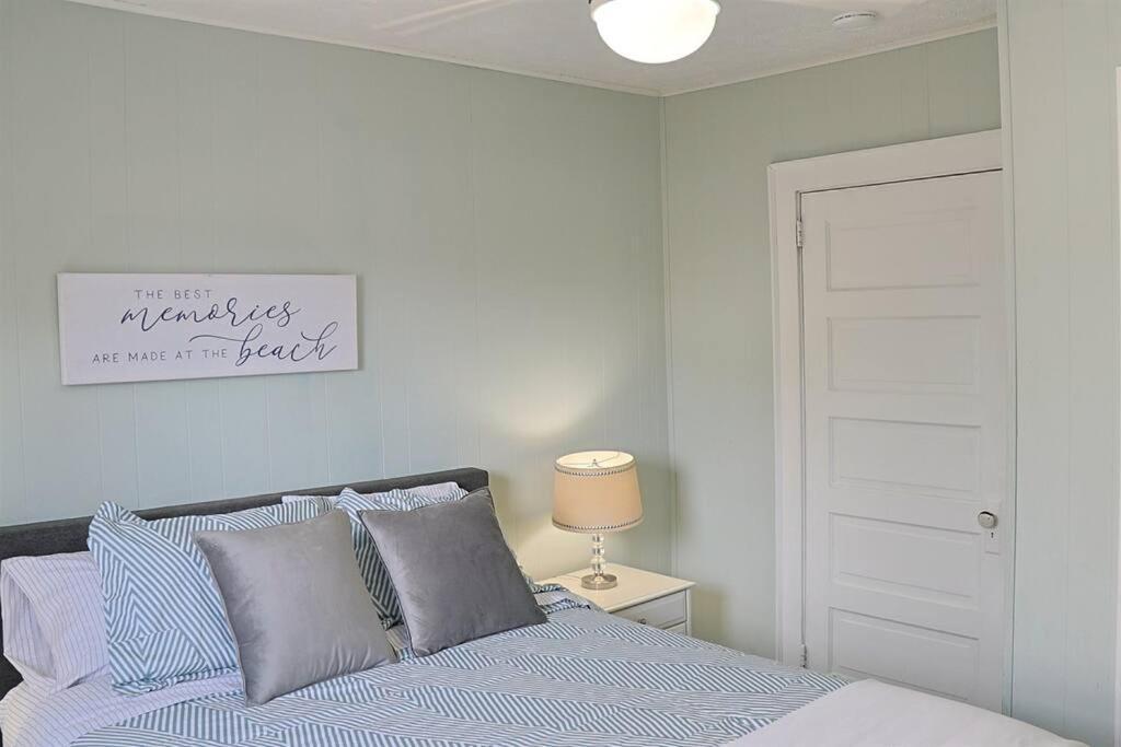 1 Block From & Boardwalk Free Parking Great Porch Holiday home *