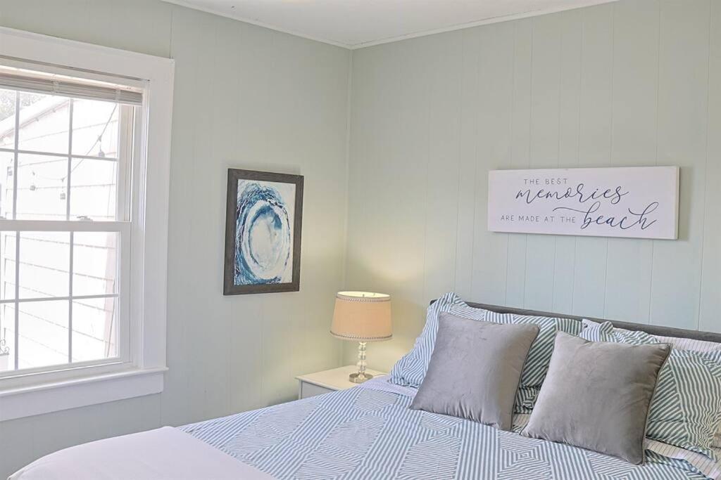 Holiday home 1 Block From & Boardwalk Free Parking Great Porch *