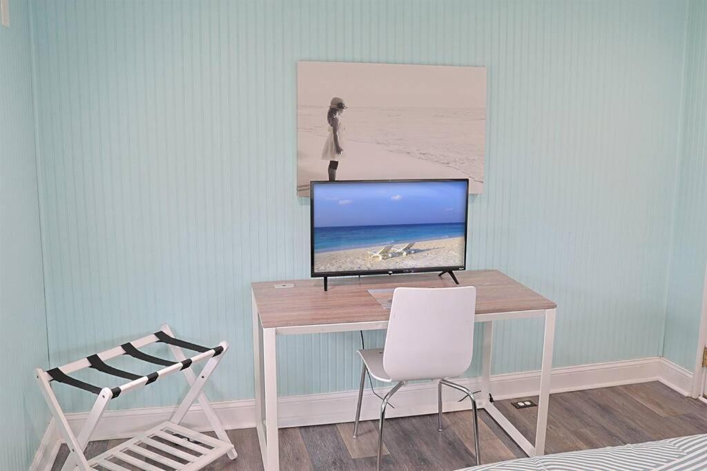 1 Block From & Boardwalk Free Parking Great Porch Holiday home Carolina Beach
