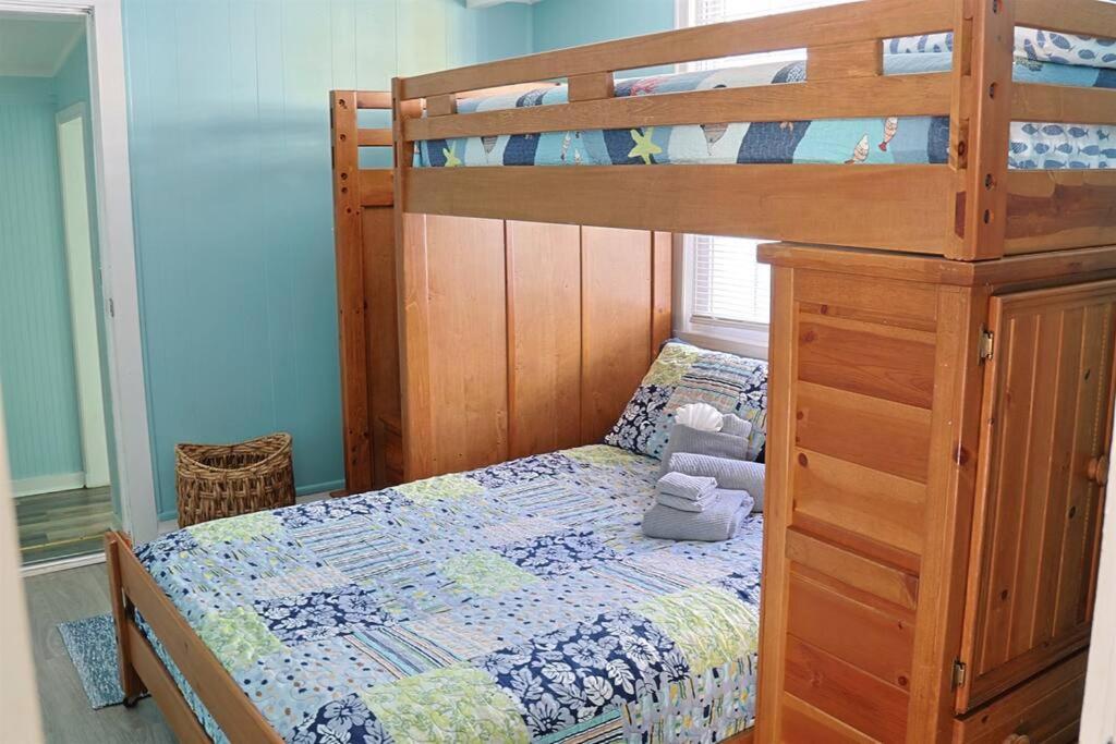 1 Block From & Boardwalk Free Parking Great Porch Holiday home