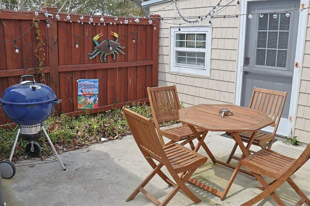 1 Block From & Boardwalk Free Parking Great Porch Holiday home *