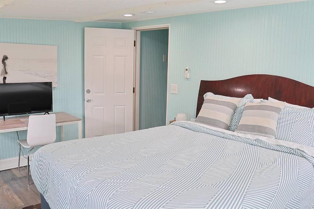 Holiday home 1 Block From & Boardwalk Free Parking Great Porch *