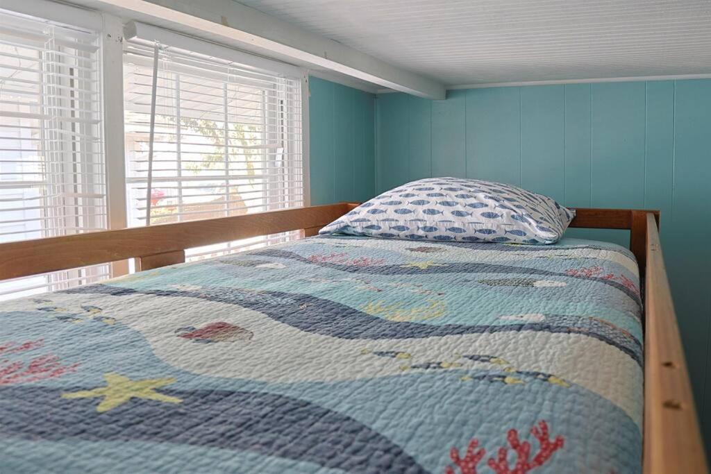 1 Block From & Boardwalk Free Parking Great Porch * Carolina Beach