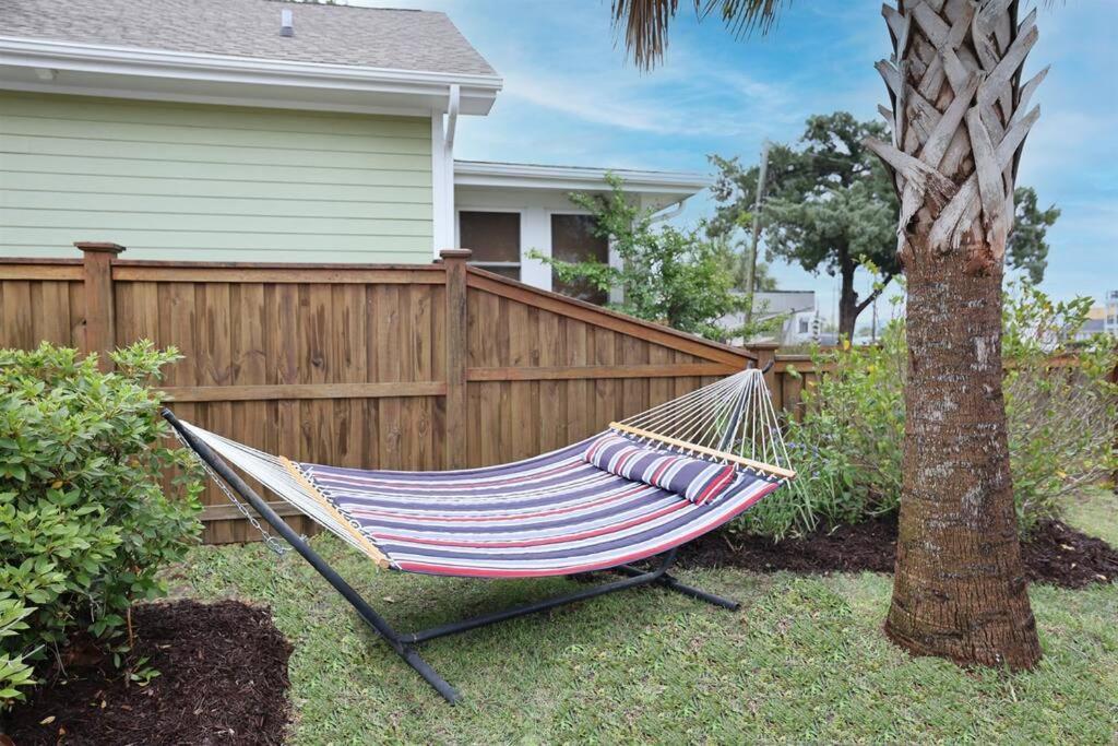 1 Block From & Boardwalk Free Parking Great Porch Holiday home