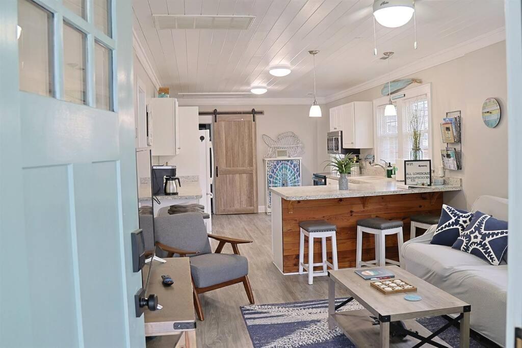 1 Block From & Boardwalk Free Parking Great Porch Holiday home *