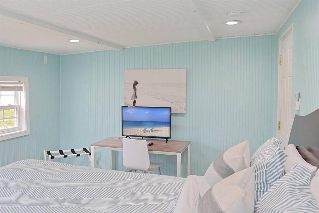 1 Block From & Boardwalk Free Parking Great Porch Holiday home Carolina Beach