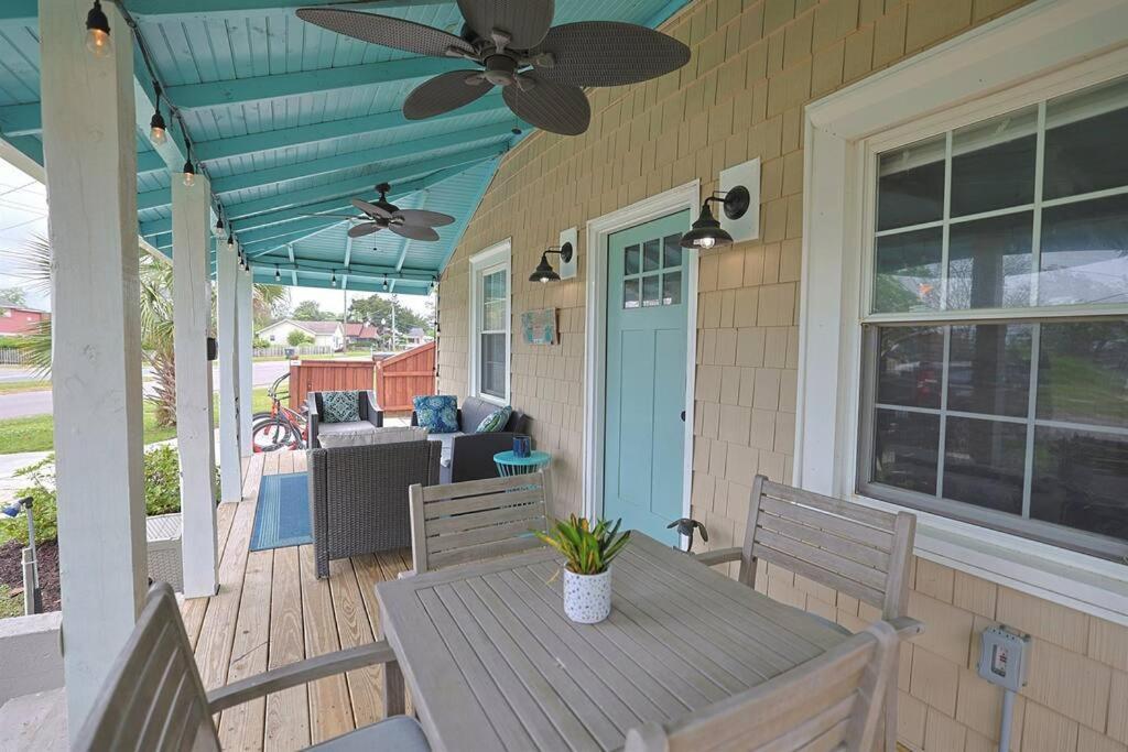 Holiday home 1 Block From & Boardwalk Free Parking Great Porch Carolina Beach