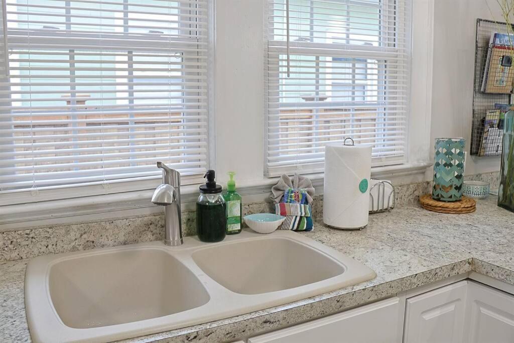 1 Block From & Boardwalk Free Parking Great Porch Holiday home