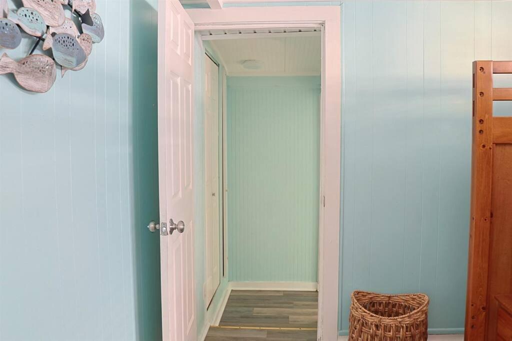 Holiday home 1 Block From & Boardwalk Free Parking Great Porch